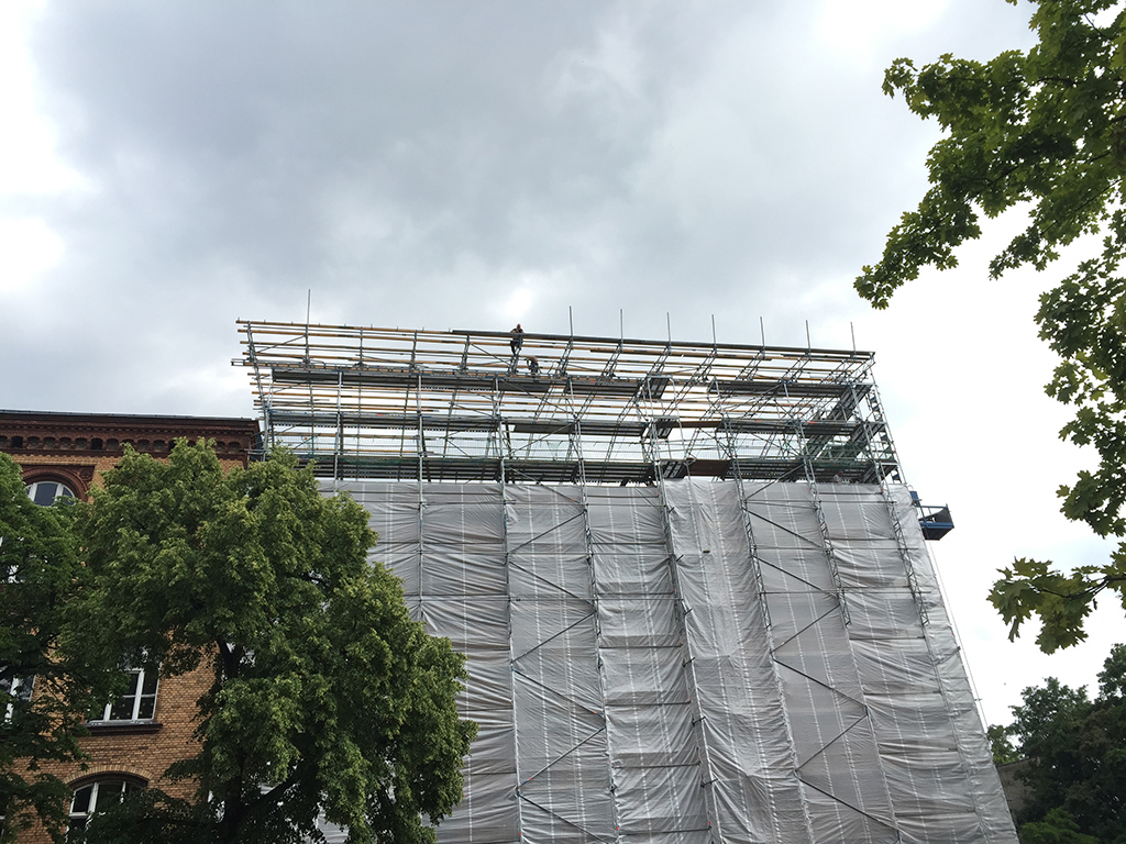 Berlin Prinzenallee Wetterschutzdach in Handmontage